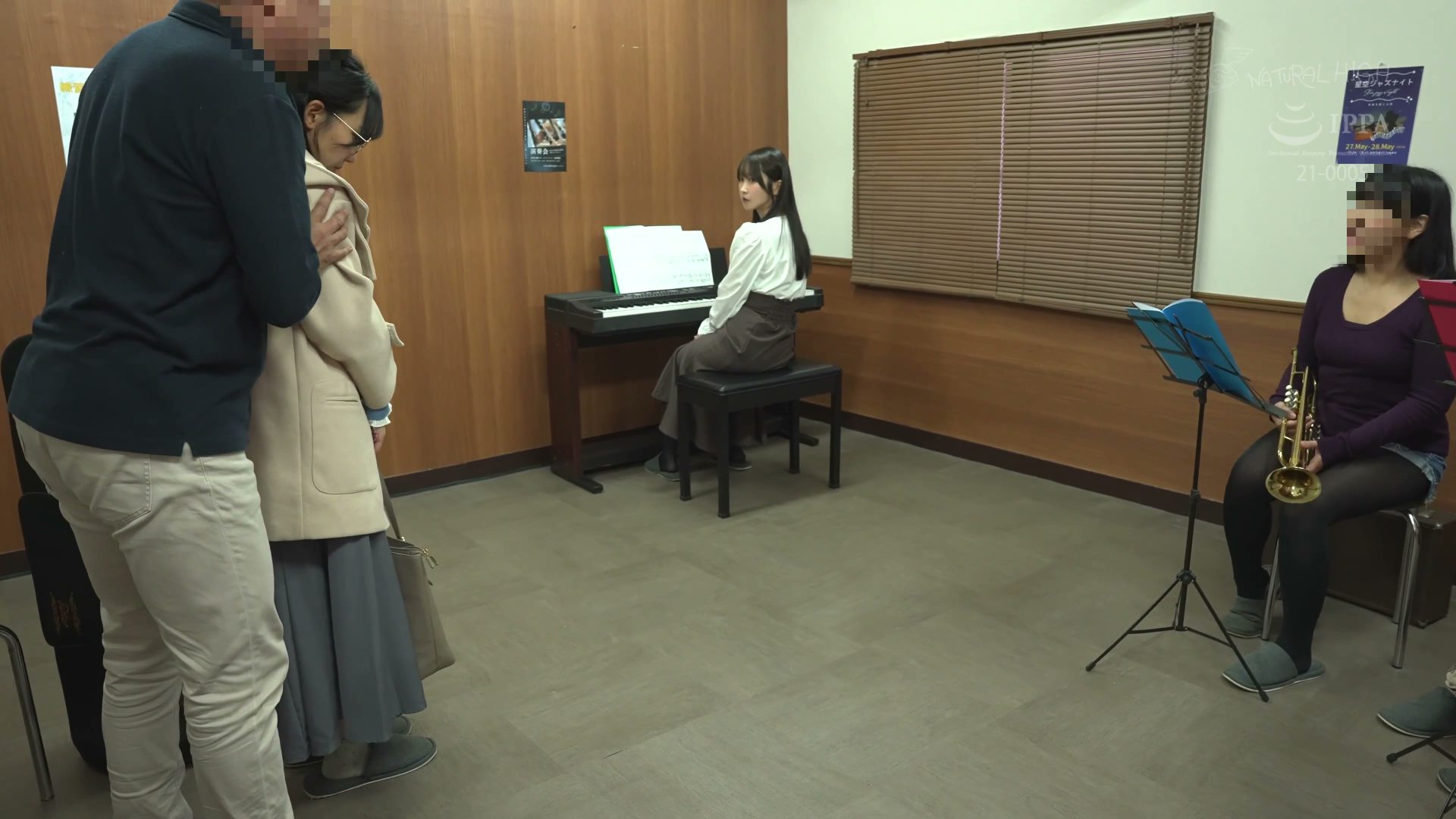 ゲス男に弱みを握られ友達を献上する音大生 いいなり娘を利用した数珠つなぎ女子寮中出し計画 008