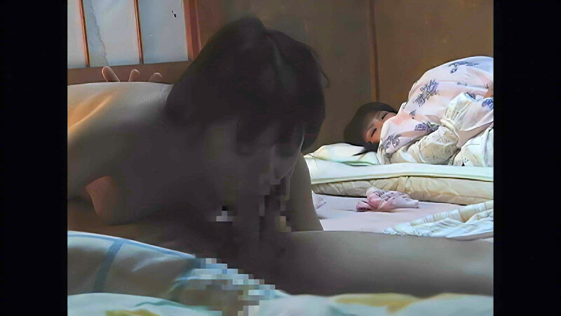 川の字で寝ていた姉が我慢できずに漏らす喘ぎ声を聞いて発情しだす妹 005